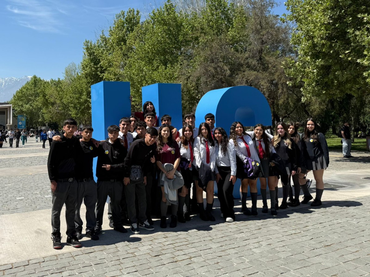 Visita a Expo Novatos UC 2025 — 4os Medios